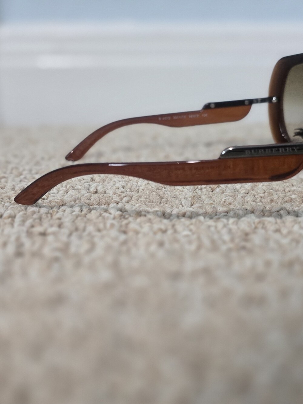 Burberry-b4013 Sunglasses With Metal Logo And Case - Picture 6 of 8